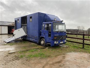 Volvo vrachtwagen 5 paarden
